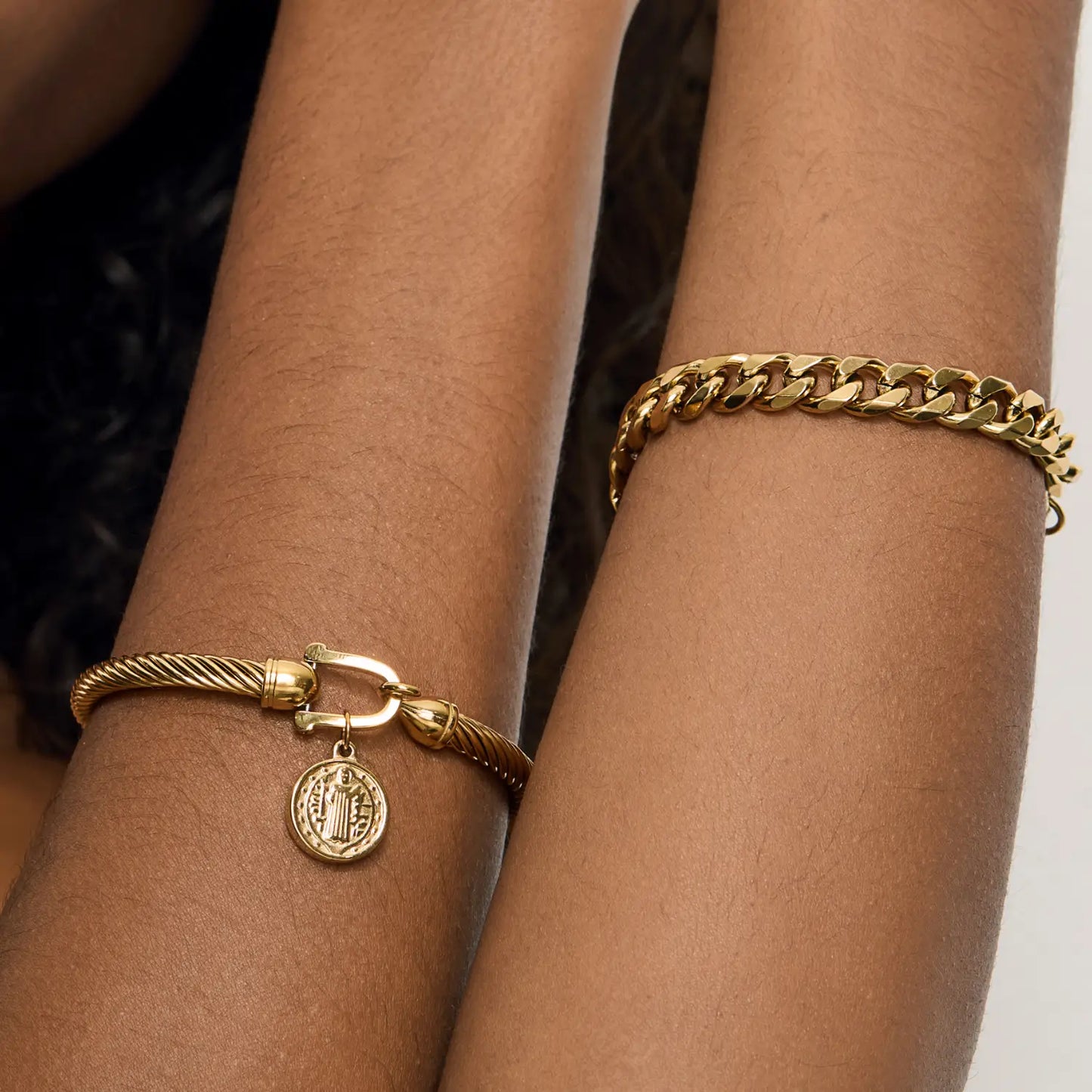 Bracelete com Pingente de São Bento Banhado em Ouro 18k