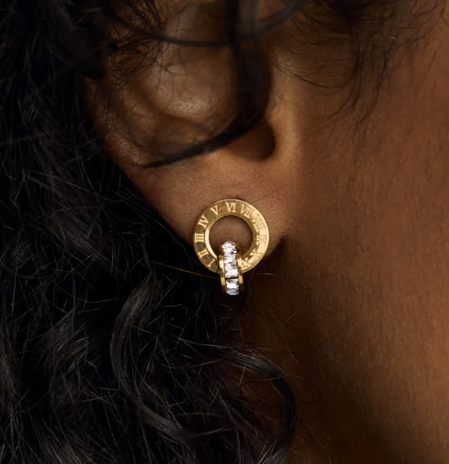 Brincos de Argola Romano com Anéis Cruzados Banhado em Ouro 18k
